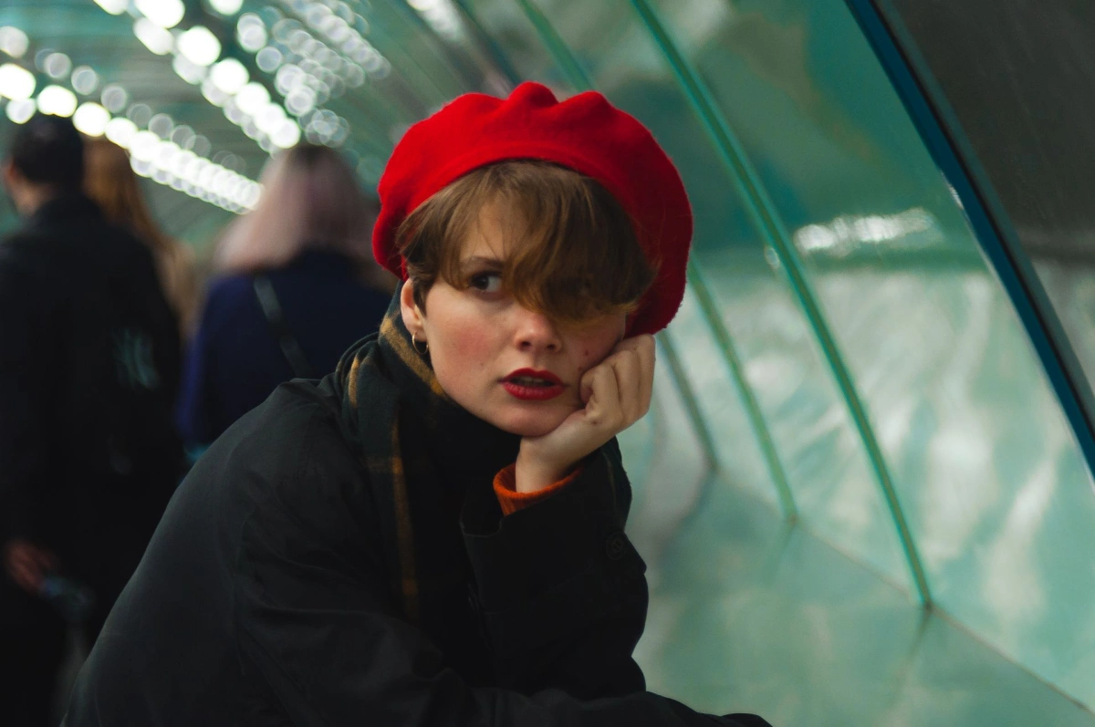 Jak nosić beret? Stylizacje inspirowane hot trendami