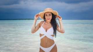 Stroje kąpielowe a kultura – jak ubierają się na plażę kobiety w różnych częściach świata?